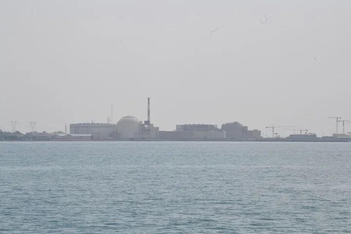 冲突进入第26天，伊朗核电站再遭袭，特朗普又称美伊谈判中