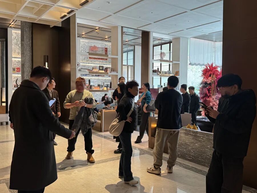 上海售楼处意外一幕！不少人从迪拜赶来“打新”，看的都是5000万起步的房子：受国际局势影响想回国置业生活